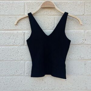 House of Harlow black ribbed crop v neck tank
